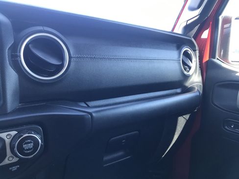 Used 2018 Jeep Wrangler Unlimited Sahara image 31