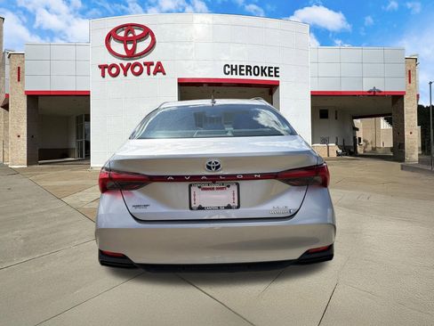 Used 2020 Toyota Avalon XLE w/ Moonroof Package image 6