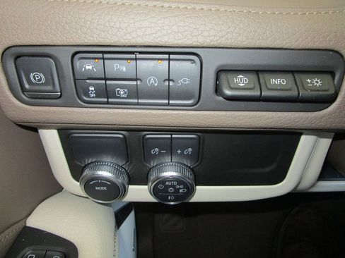 Used 2022 GMC Yukon XL Denali image 29