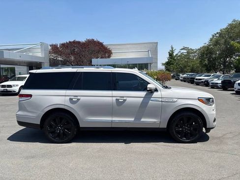 Used 2022 Lincoln Navigator Reserve AWD/4WD image 9