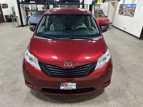 Used 2012 Toyota Sienna FWD image 4