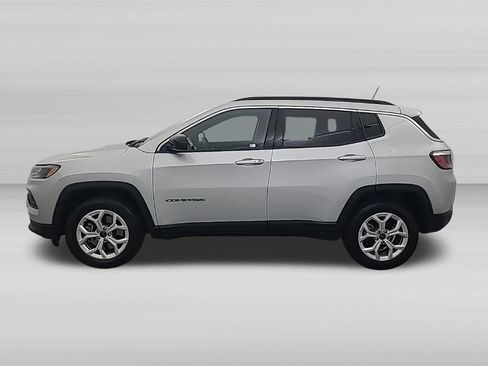 Used 2025 Jeep Compass Latitude AWD/4WD image 7