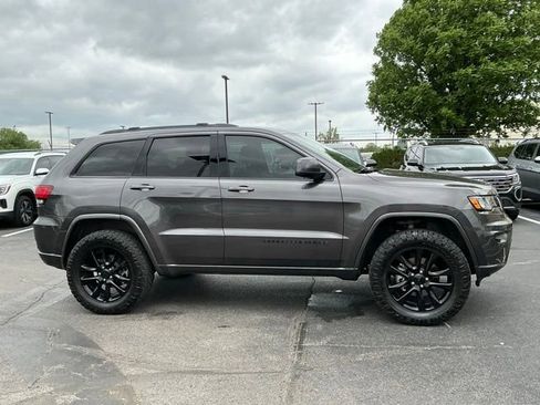 Used 2021 Jeep Grand Cherokee Laredo X AWD/4WD image 2