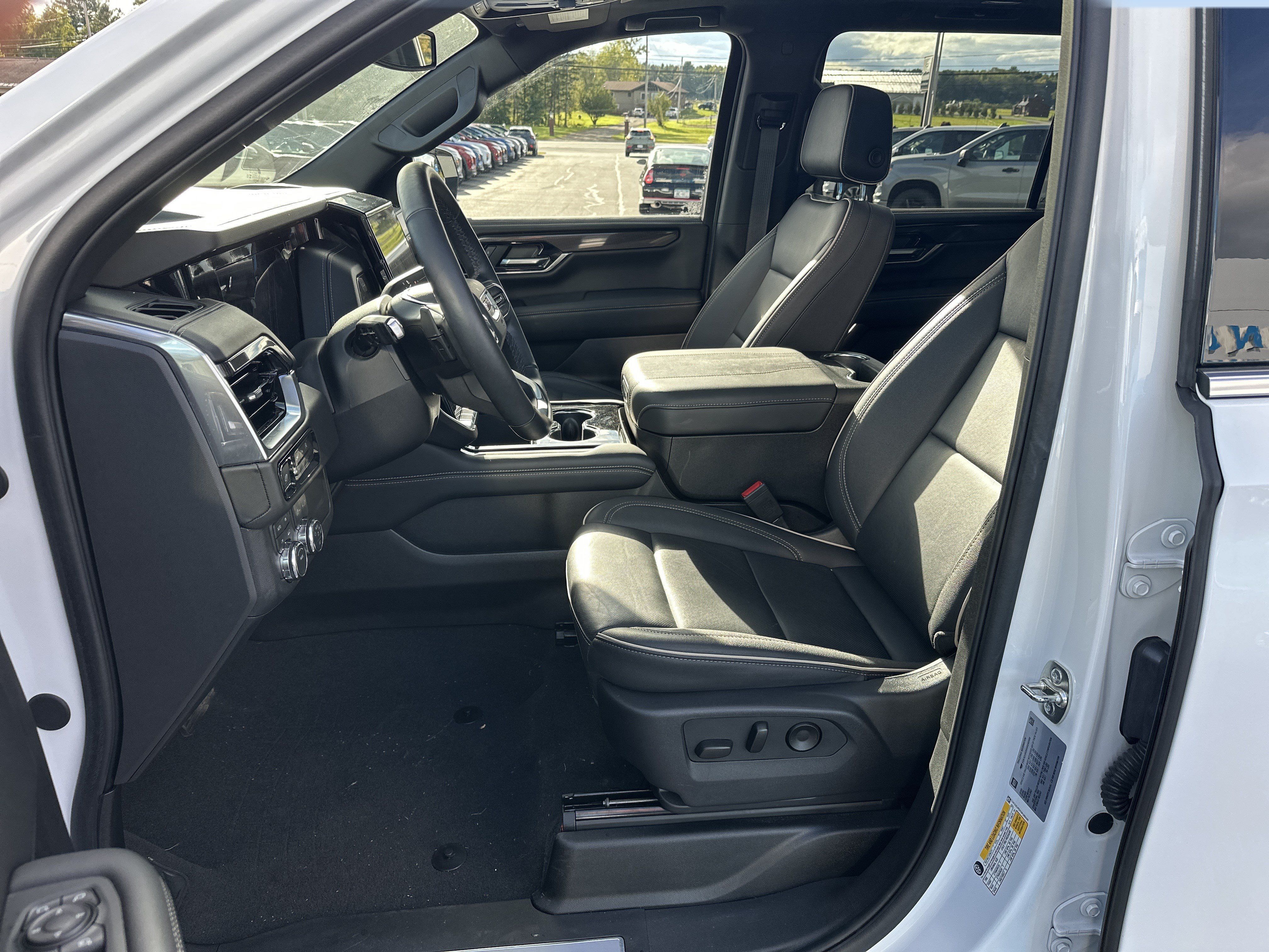 Certified 2025 GMC Yukon XL Elevation w/ LPO, Elevation Black Package AWD/4WD image 10