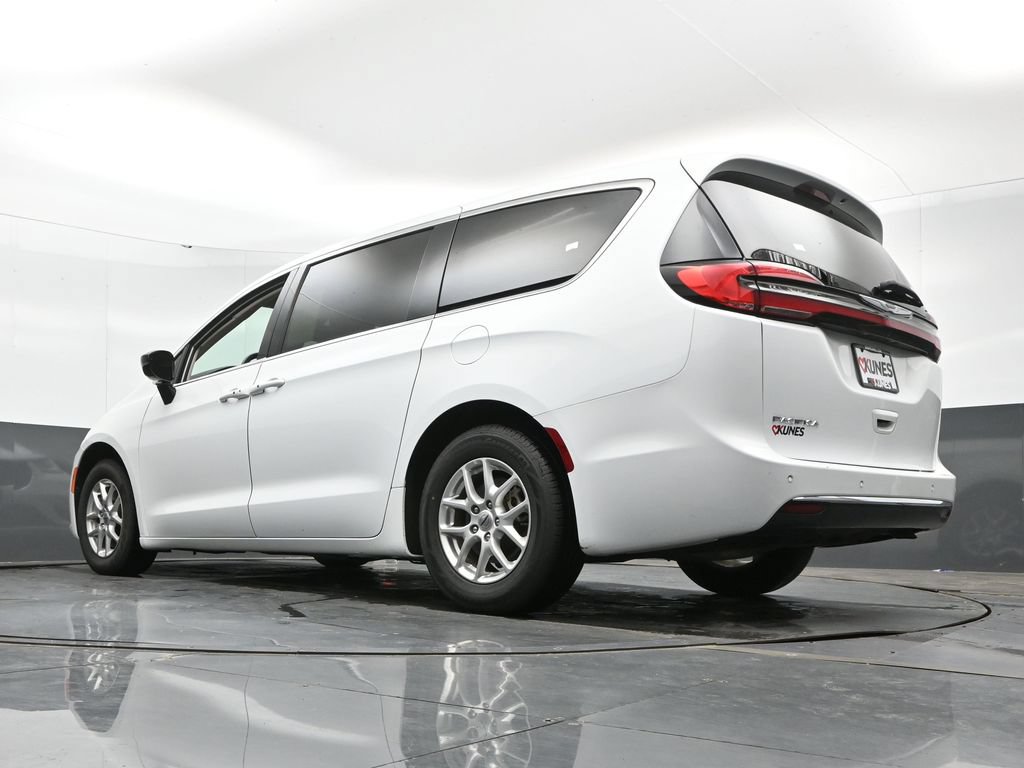 Used 2024 Chrysler Pacifica Touring-L FWD image 47