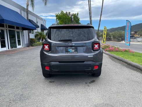 Used 2017 Jeep Renegade Latitude FWD image 6