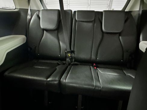 Used 2024 Kia Carnival LX image 27