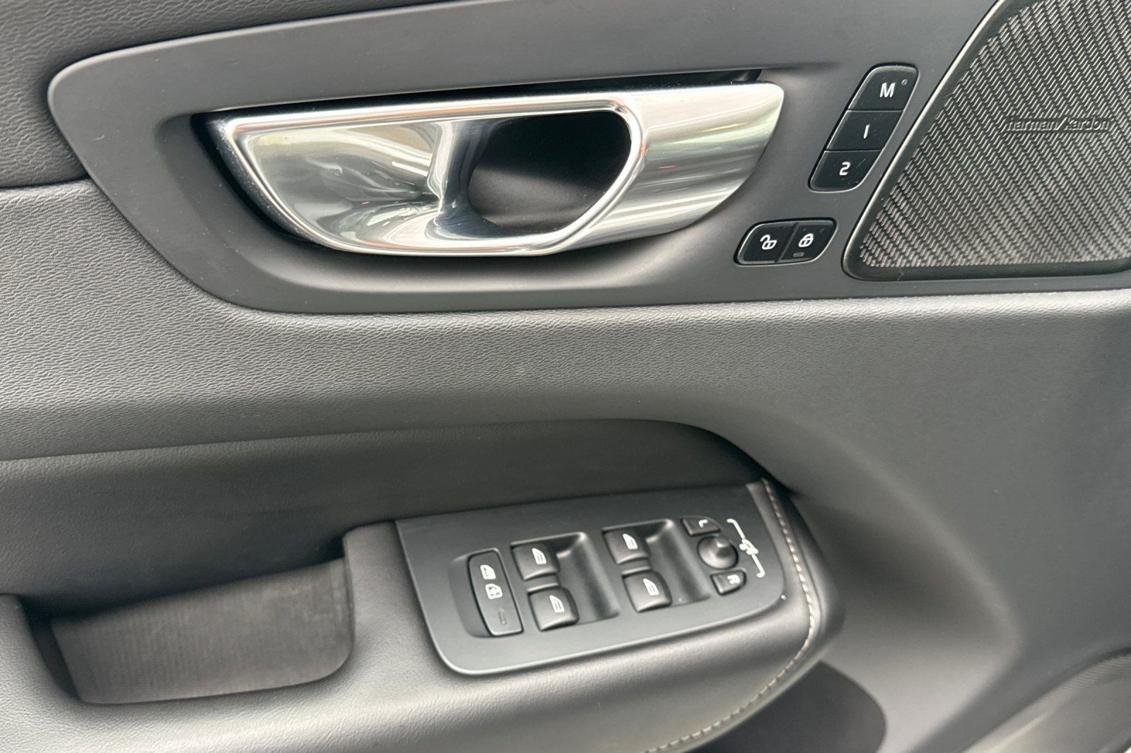 Used 2023 Volvo XC60 B5 Ultimate w/ Climate Package FWD image 10