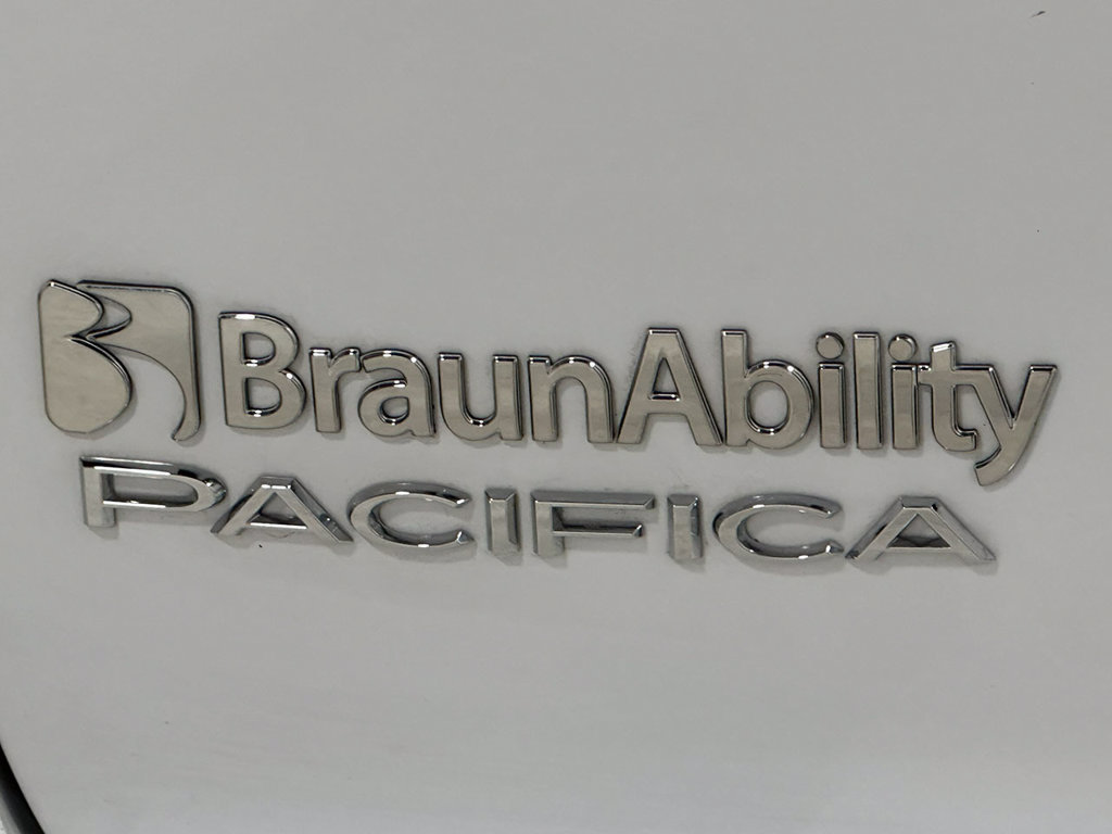 Used 2025 Chrysler Pacifica Select FWD image 10