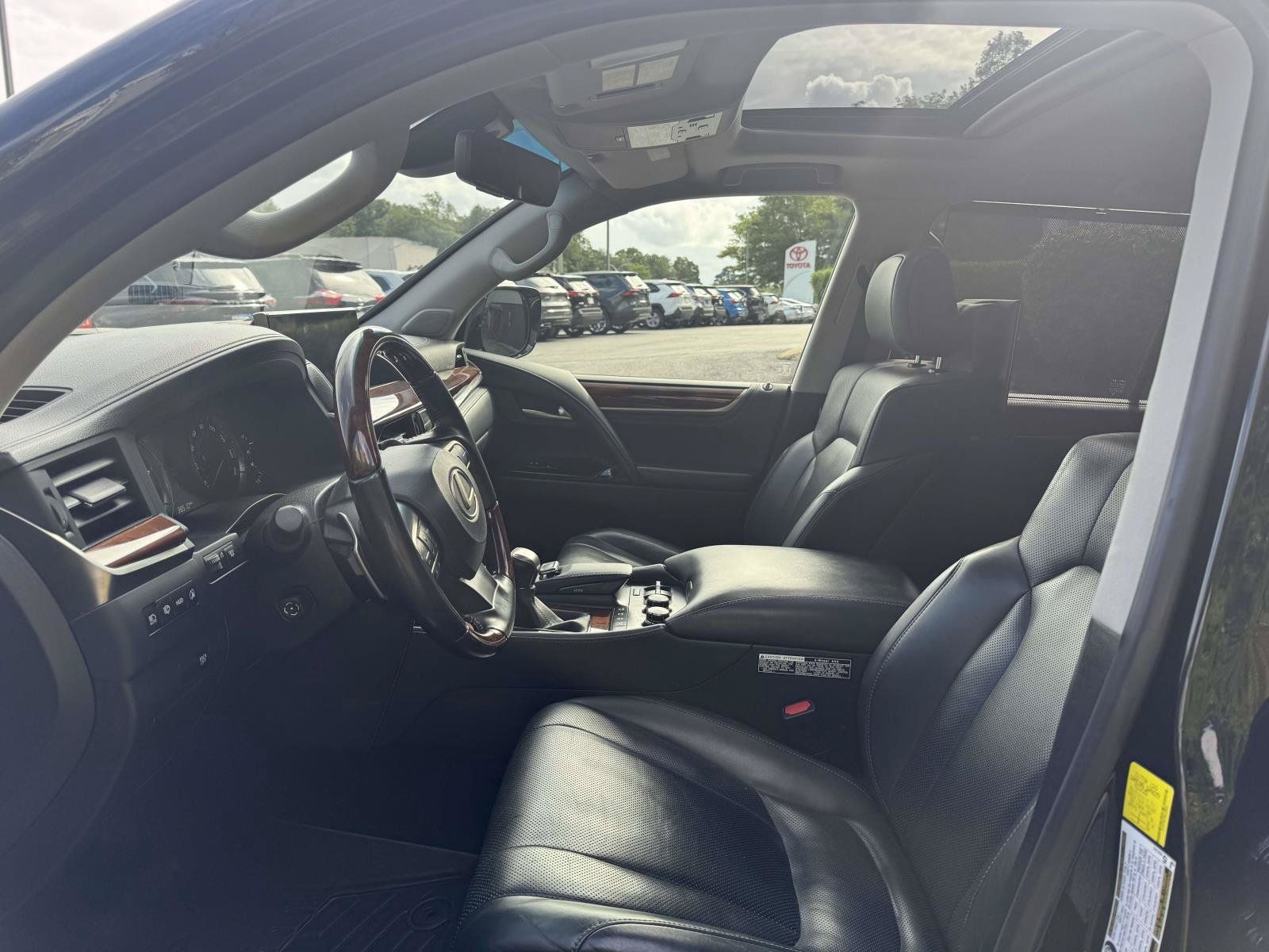 Used 2017 Lexus LX 570 4WD w/ Luxury Package image 19