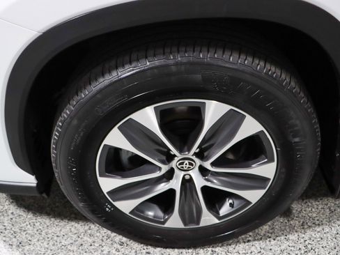 Used 2023 Toyota Highlander XLE image 11