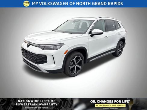 New 2025 Volkswagen Tiguan SE image 7