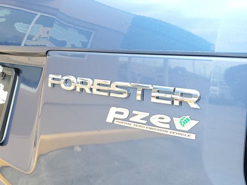 Used 2017 Subaru Forester 2.5i Premium AWD/4WD image 6