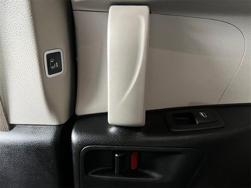 Used 2024 Chrysler Pacifica Select image 18