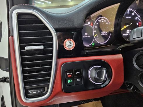 Used 2020 Porsche Cayenne E-Hybrid image 35