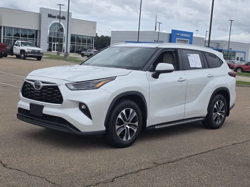 Used 2022 Toyota Highlander XLE FWD image 1