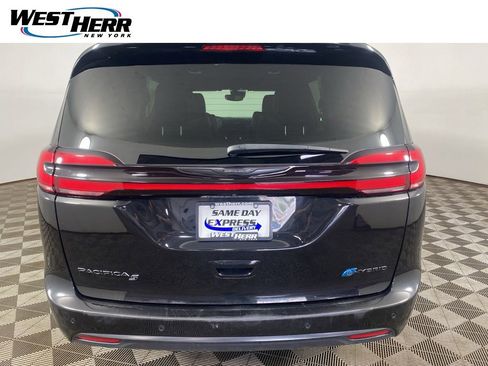 Used 2023 Chrysler Pacifica Touring-L w/ S Appearance Package image 18