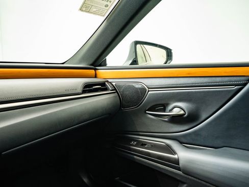 Used 2019 Lexus ES 300h FWD image 39