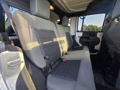 Used 2010 Jeep Wrangler Unlimited Rubicon image 10