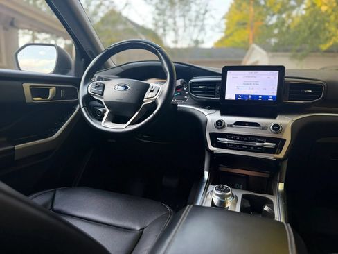 Used 2020 Ford Explorer XLT w/ Equipment Group 202A AWD/4WD image 15