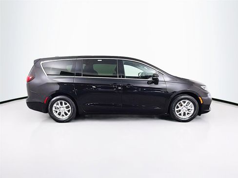 Used 2025 Chrysler Pacifica Select FWD image 12