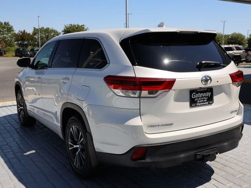 Used 2018 Toyota Highlander Plus AWD/4WD image 3