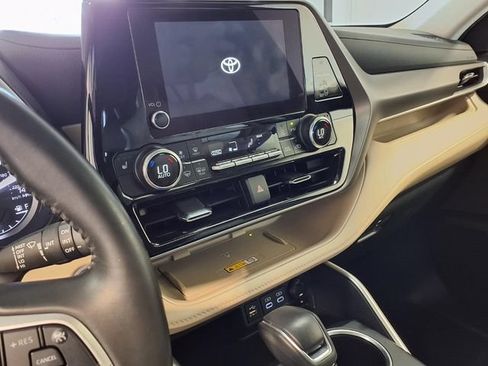 Used 2024 Toyota Highlander XLE AWD/4WD image 10