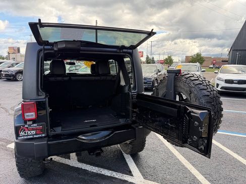 Used 2017 Jeep Wrangler Unlimited Sahara AWD/4WD image 35