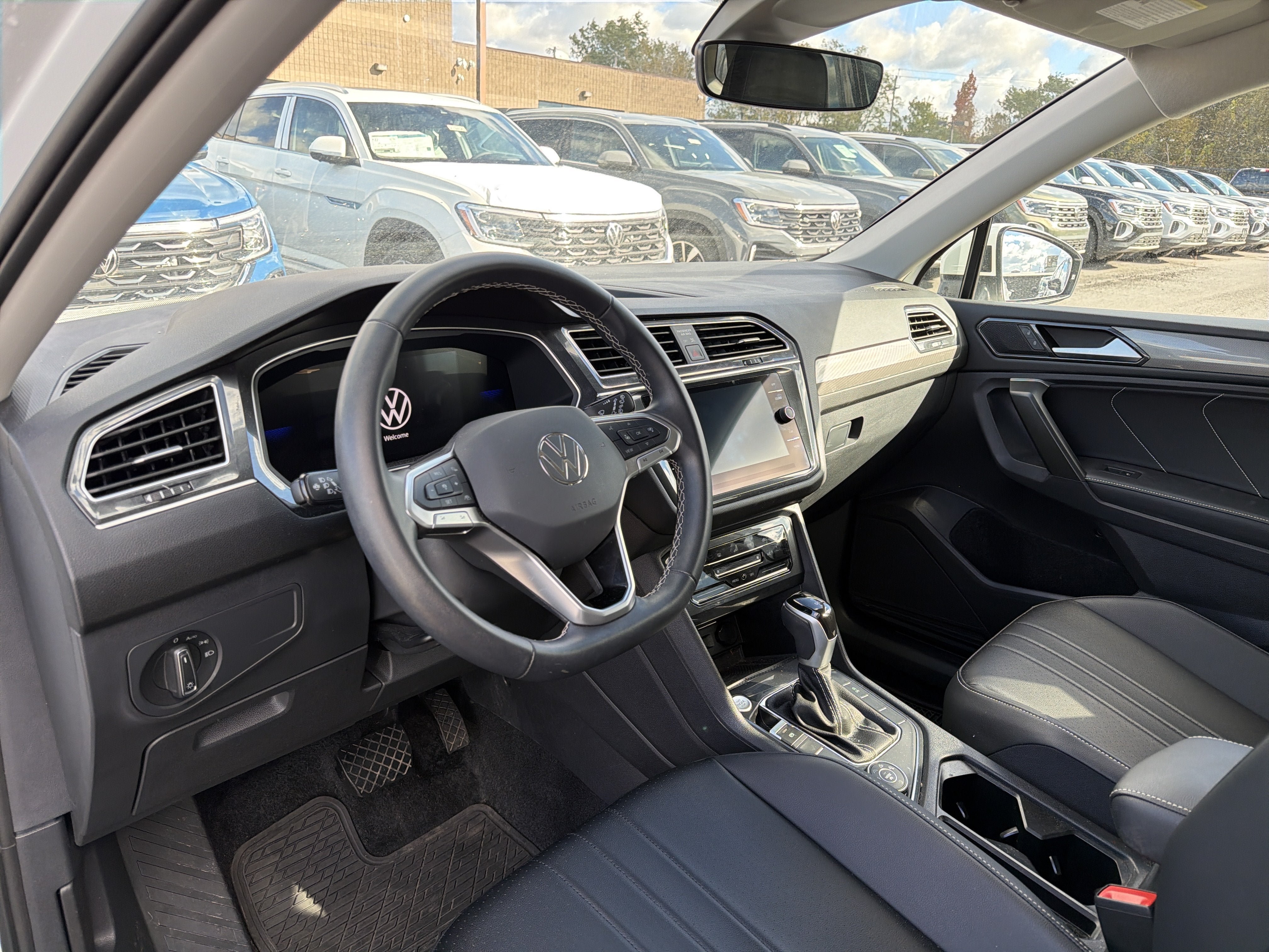 Used 2024 Volkswagen Tiguan SE AWD/4WD image 9