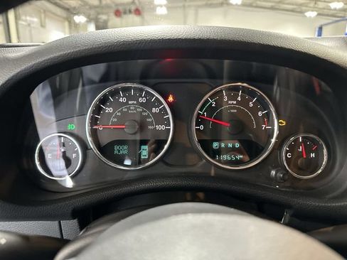 Used 2018 Jeep Wrangler Sahara w/ Connectivity Group AWD/4WD image 14