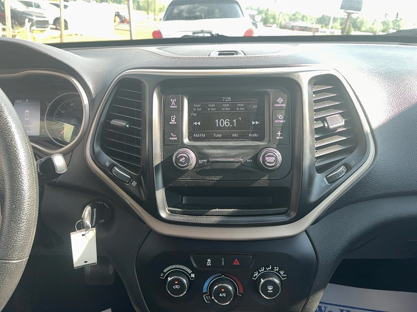 Used 2015 Jeep Cherokee Sport w/ Sport Appearance Group FWD image 11