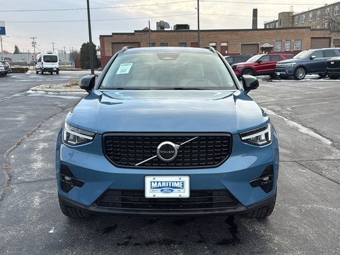 Used 2023 Volvo XC40 B5 Plus w/ Climate Package image 3