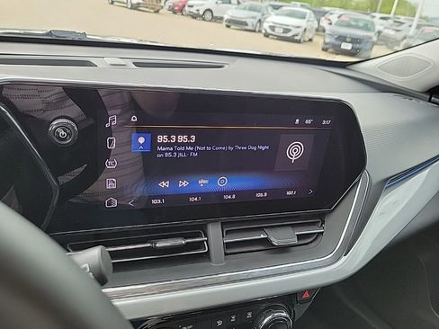 Used 2025 Chevrolet Trax LT w/ LT Convenience Package FWD image 19