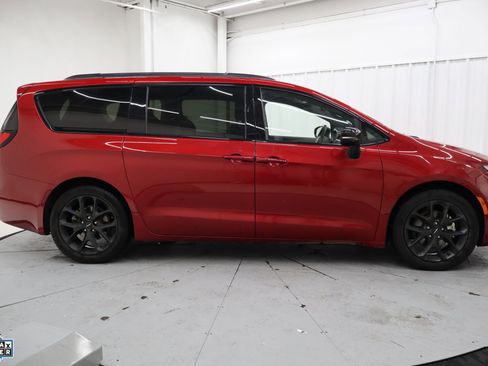 Used 2025 Chrysler Pacifica Limited image 2