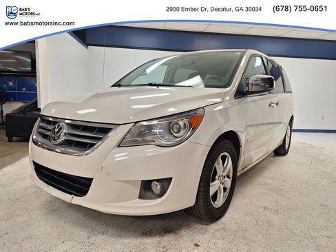 Used 2011 Volkswagen Routan SEL Premium FWD image 2