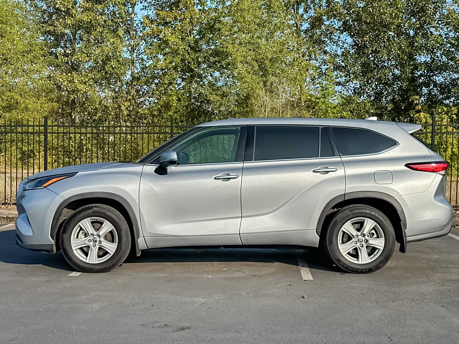 Used 2021 Toyota Highlander LE AWD/4WD image 6