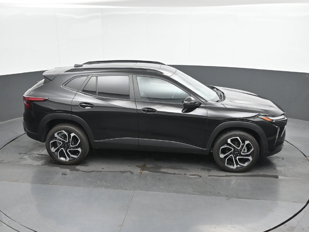 Used 2025 Chevrolet Trax RS w/ Sunroof Package FWD image 31