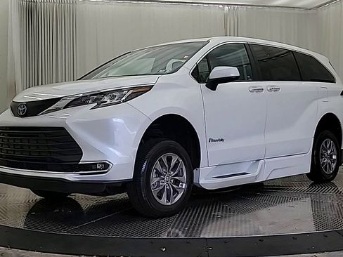 Used 2022 Toyota Sienna XLE image 7