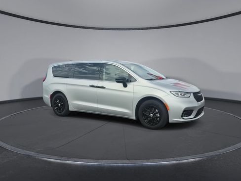 Used 2024 Chrysler Pacifica Touring-L FWD image 2