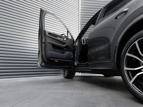 Certified 2022 Porsche Cayenne Coupe AWD/4WD image 13