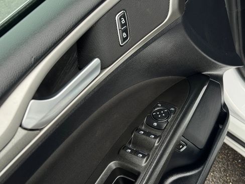 Used 2020 Ford Fusion SE FWD image 19