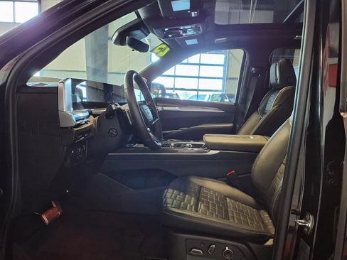 Used 2025 Cadillac Escalade V AWD/4WD image 17