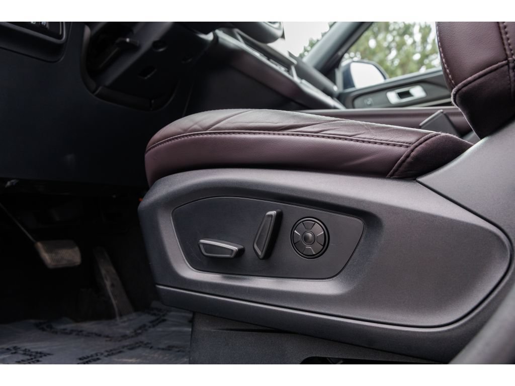 Used 2025 Ford Explorer Platinum w/ LUX Leather Package AWD/4WD image 16