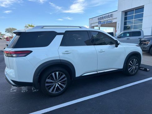Used 2022 Nissan Pathfinder Platinum w/ Cargo Package FWD image 4
