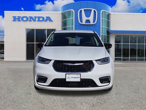 Used 2024 Chrysler Pacifica Touring-L image 8