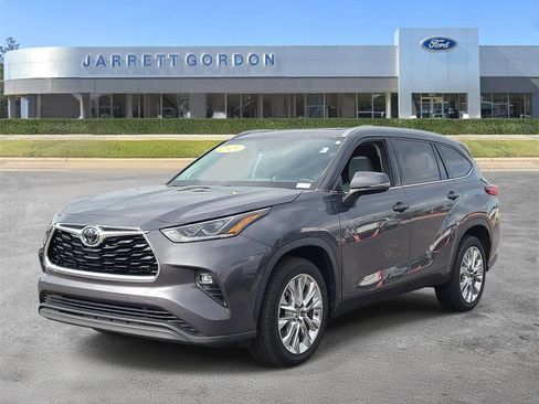 Used 2020 Toyota Highlander Limited FWD image 2