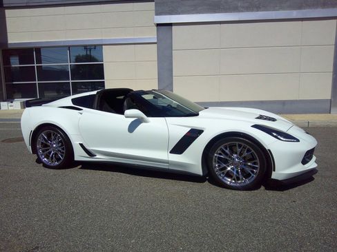 Used 2015 Chevrolet Corvette Z06 w/ 3LZ Preferred Equipment Group RWD image 16
