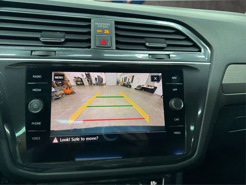 Used 2018 Volkswagen Tiguan SEL FWD image 19