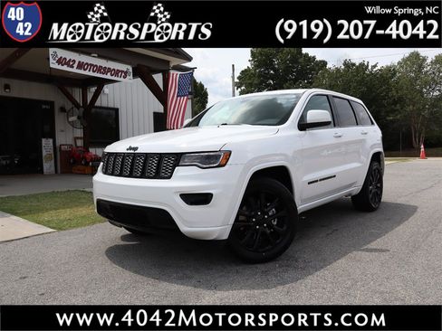 Used 2022 Jeep Grand Cherokee Laredo X AWD/4WD image 1