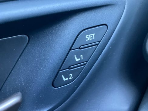 Used 2025 Toyota Crown Signia Limited image 12